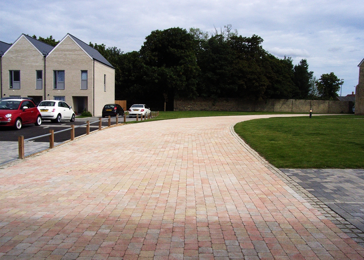 The end-turn where the chariots slewed around has been tastefully incorporated into some 'new-build'.